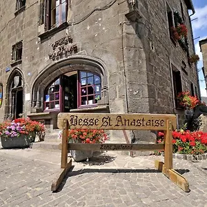 https://grande-maison-dans-la-cite-medievale-de-besse.hotels-rhonealpes.com